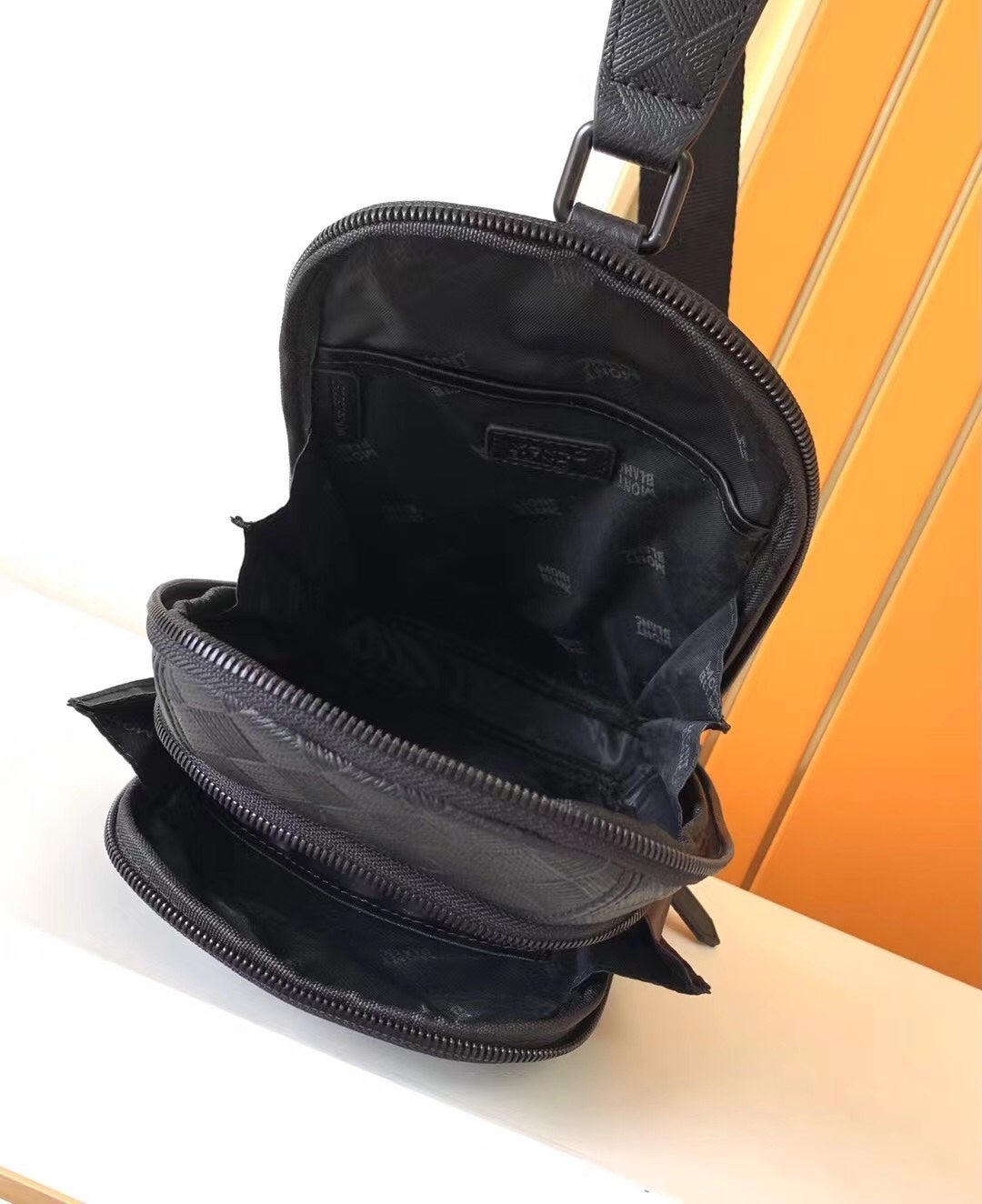 Mochila Nylon Preta com Detalhe Frontal Minimalista