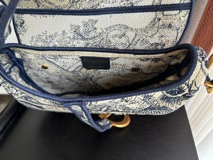 Bolsa Saddle Couro Azul Padrão Inclinado Bordado