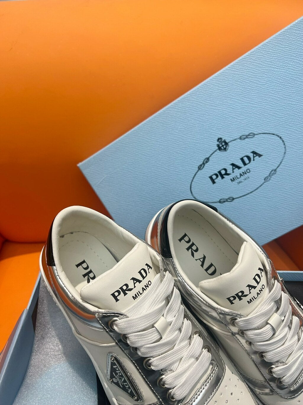 Tênis Couro Branco Detalhe Prata Cano Baixo
