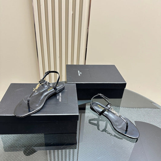 Saint Laurent Sandalia cassandra em couro envernizada