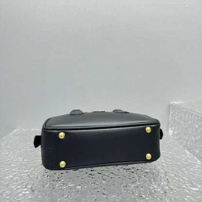 Bolsa Couro Estruturada Bege Placa Triangular