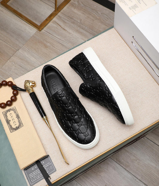 Tênis Slip On Couro Padrão Letras Entrelaçadas