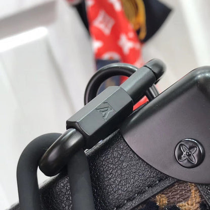 Bolsa Satchel Couro Padrão Monograma Geométrico Preto Vertical