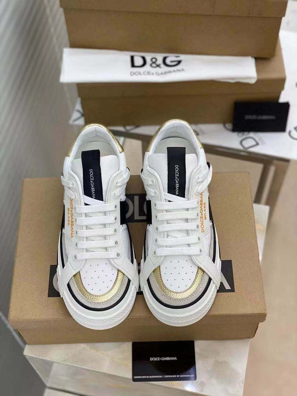 Tênis Cano Baixo Couro Branco Detalhe Dourado