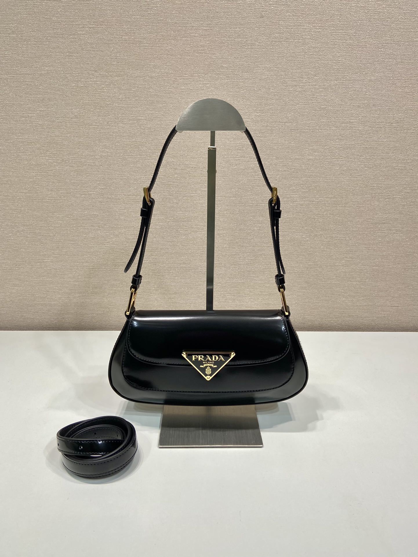 Bolsa Satchel Couro Estruturada Placa Triangular Frontal