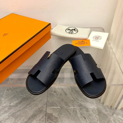 Sandália Couro Liso Preto com Detalhe Marinho