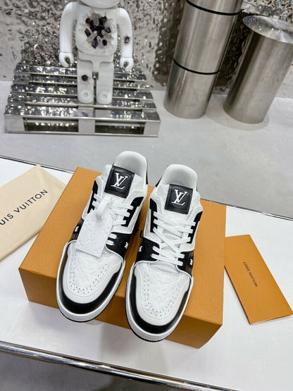 Tênis Runner Couro Preto e Branco Detalhes Contrastantes