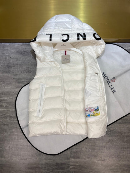 Colete Acolchoado Branco com Detalhes Pretos
