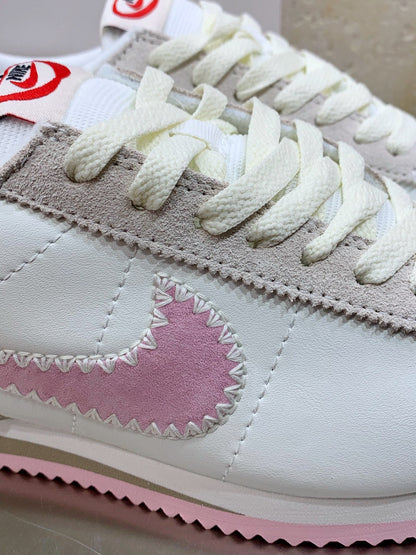 Tênis Couro Casual Branco Detalhe Vermelho Temático