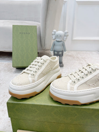 Tênis Canvas Creme Padrão Letras Entrelaçadas