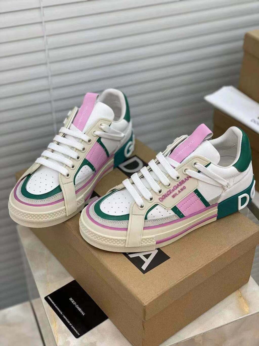 Tênis Couro Branco Detalhe Rosa e Verde