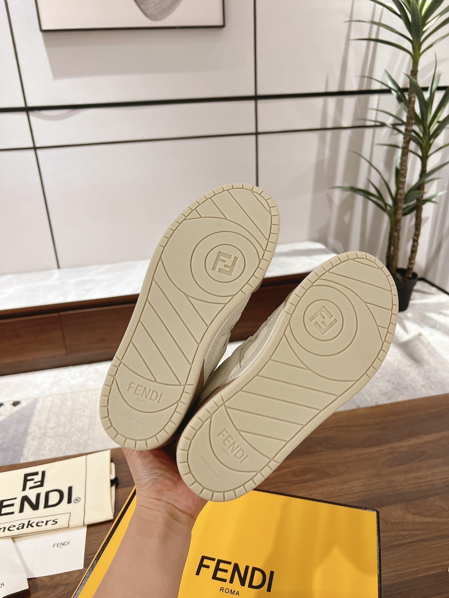 Tênis Couro Branco com Detalhe Marrom