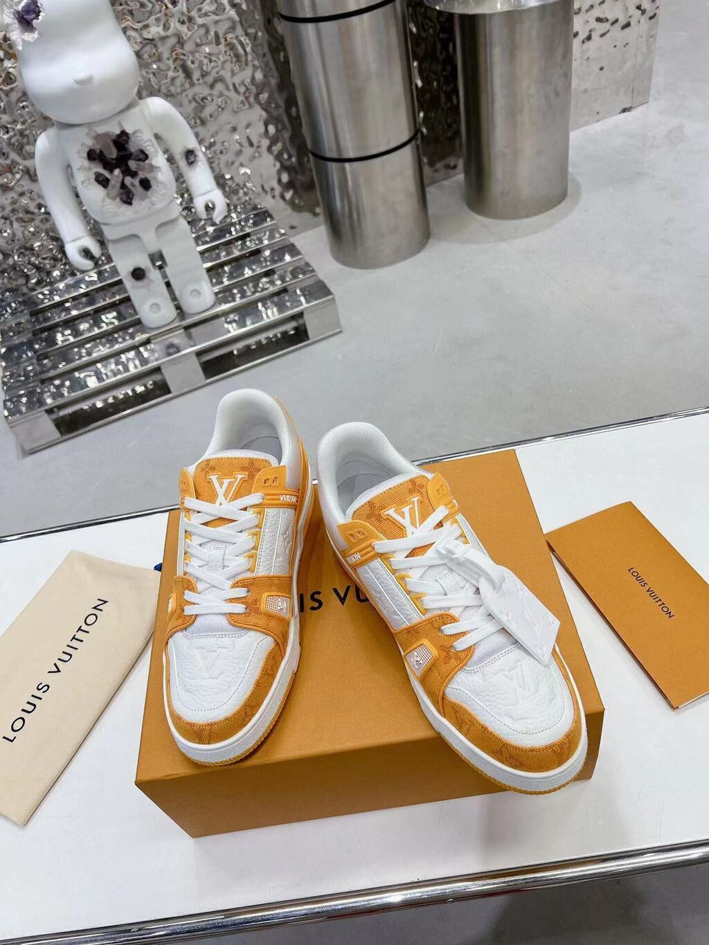 Tênis Cano Baixo Denim Amarelo Padrão Monograma Geométrico Branco