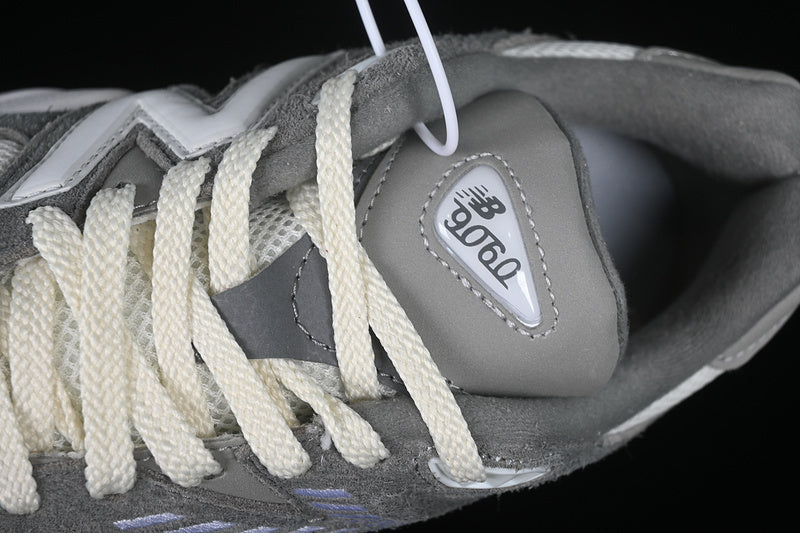 Tênis Runner Cinza e Branco Solado Espesso