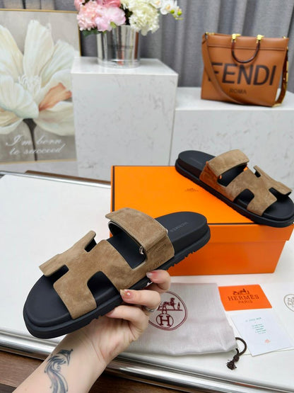 Sandália Couro Beige Tira Vazada Minimalista