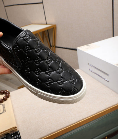 Tênis Slip On Couro Padrão Letras Entrelaçadas