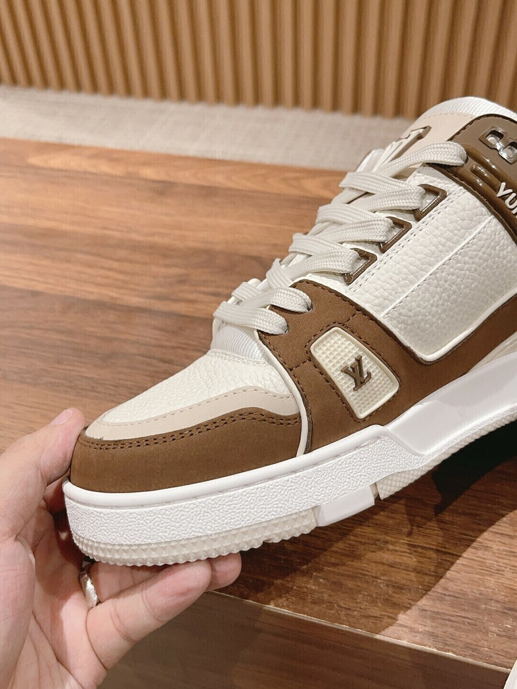 Tênis Couro Branco com Detalhe Marrom
