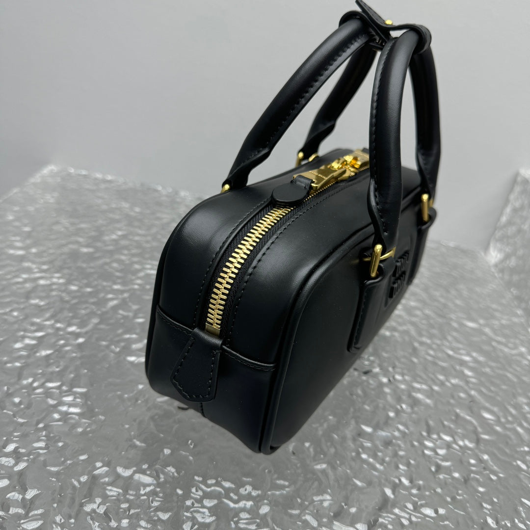 Bolsa Couro Estruturada Bege Placa Triangular