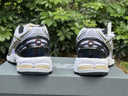 Tênis Runner Malha Branco Detalhes Dourado