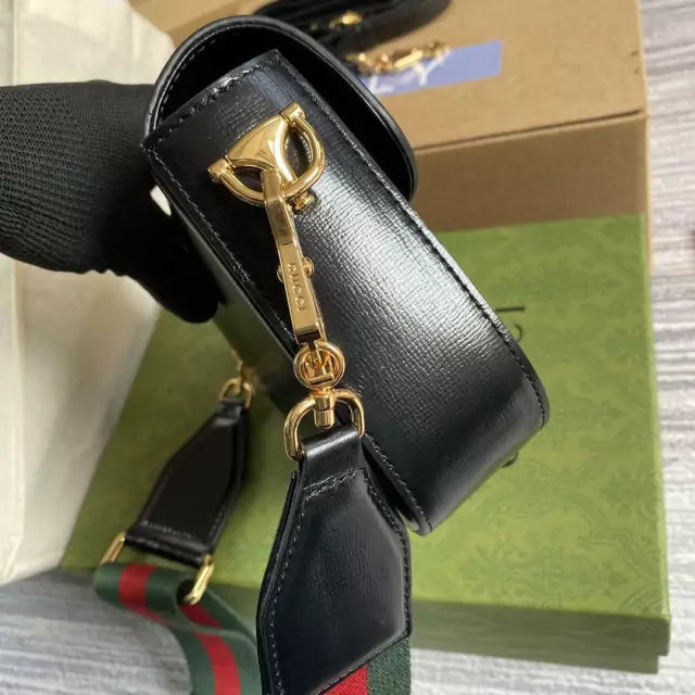Bolsa Couro Preto Fechamento Metálico Ferradura