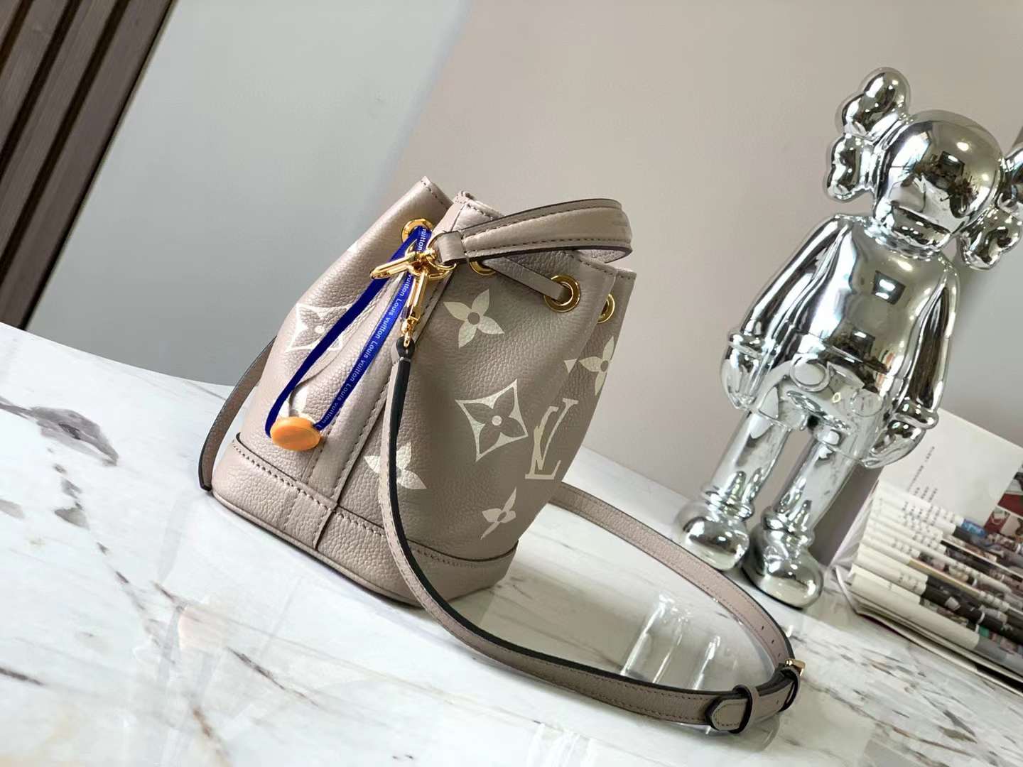 Bolsa Satchel Couro Padrão Monograma Geométrico Marrom Nano