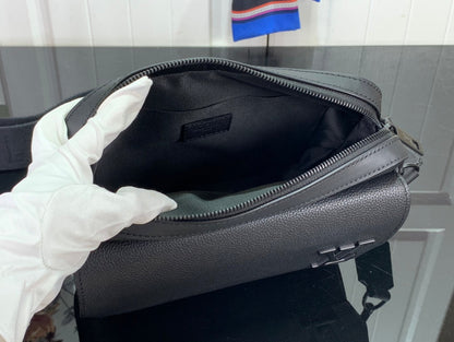 Bolsa Mensageiro Couro Preto Detalhe Relevo Geométrico