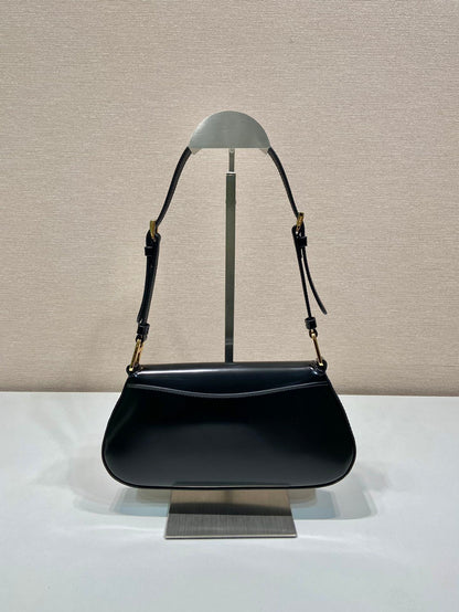 Bolsa Satchel Couro Estruturada Placa Triangular Frontal