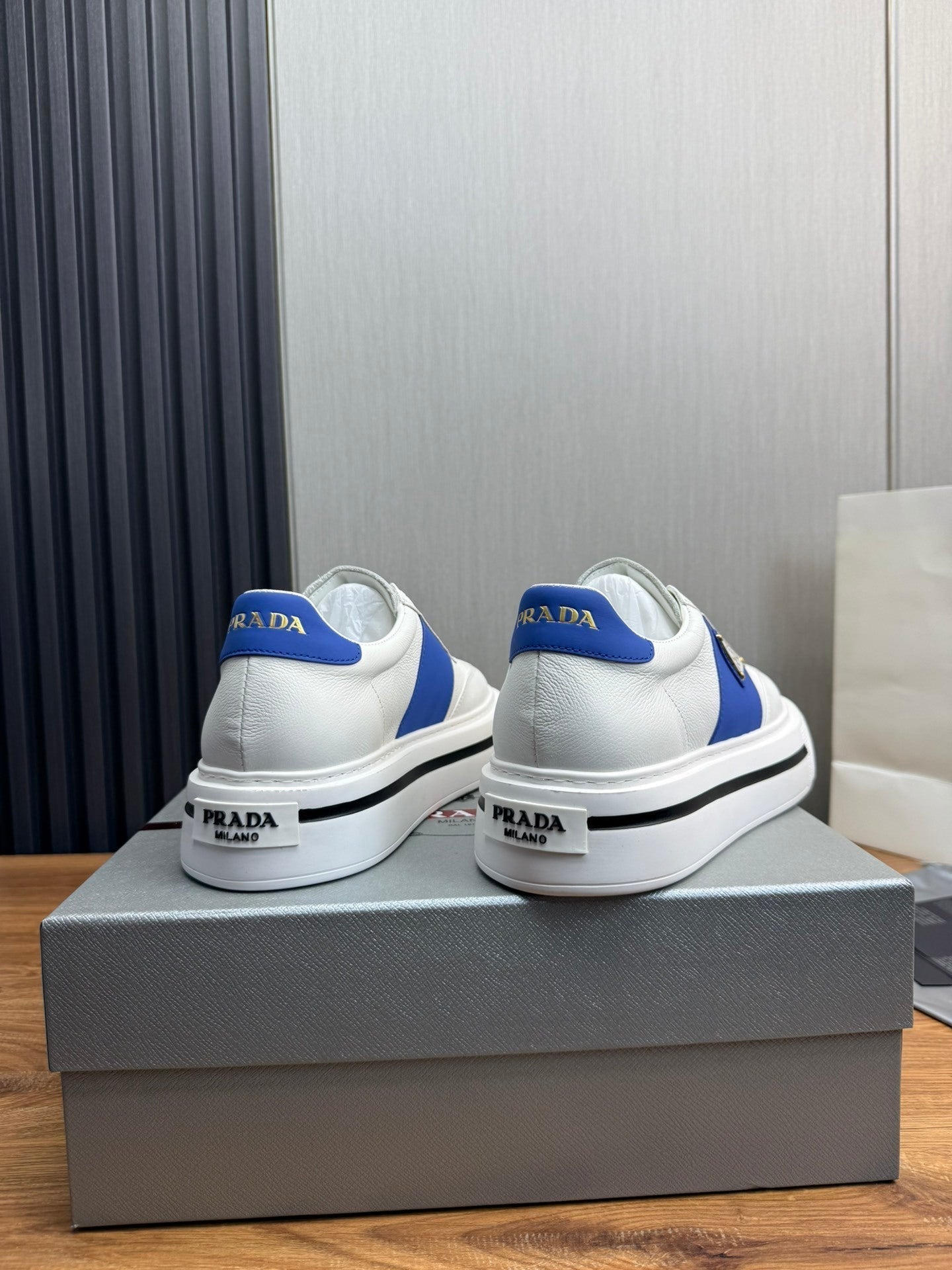 Tênis Casual Couro Azul Detalhes Contrastantes