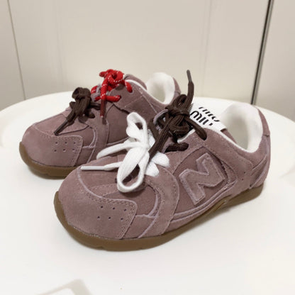 Tênis Infantil Malha Rosa Detalhes Laterais Cinza