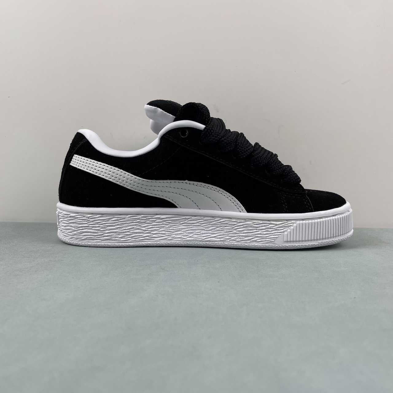 Tênis Camurça Preto Detalhe Branco