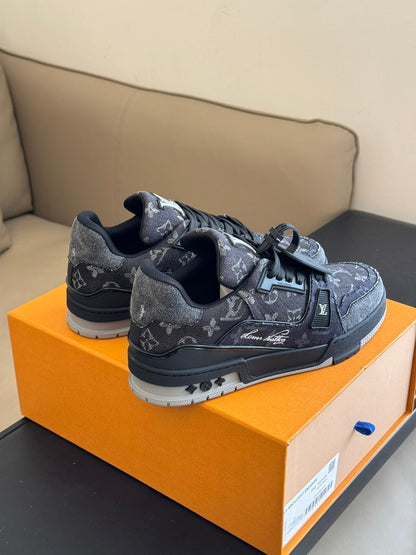 Tênis Casual Cano Baixo Preto com Detalhe Cinza