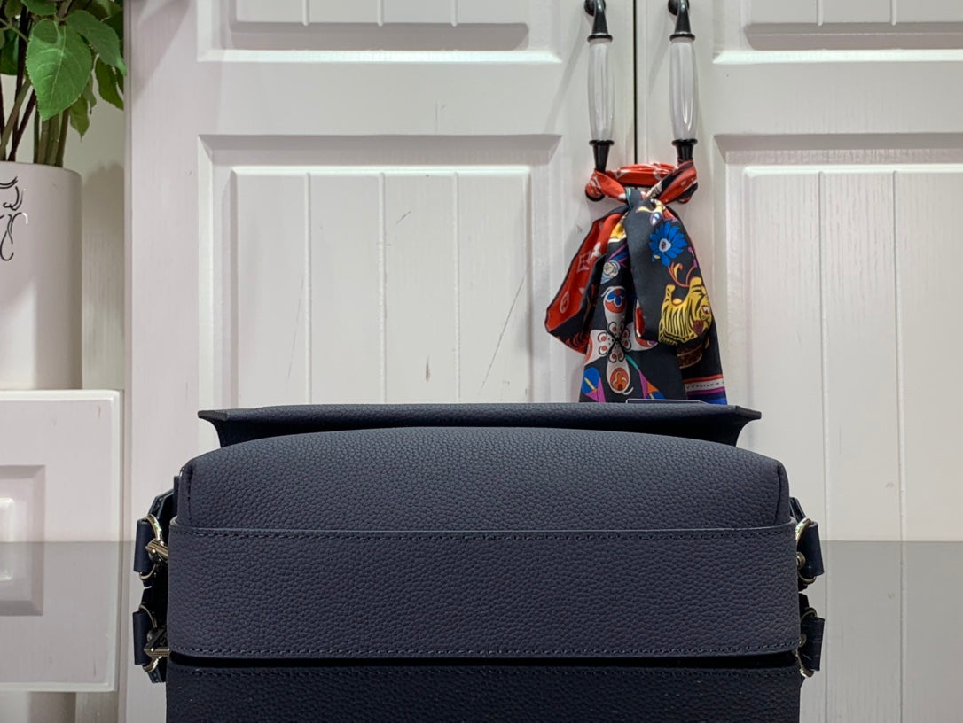 Bolsa Mensageiro Nylon Azul Marinho Detalhe Lateral