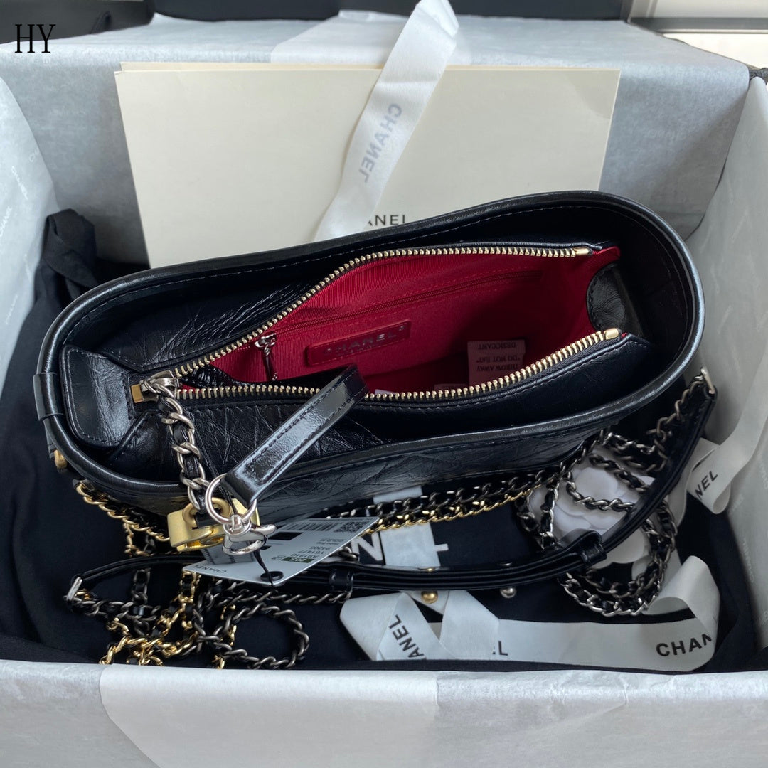 Bolsa Hobo Couro Preto Pequena com Alça Corrente