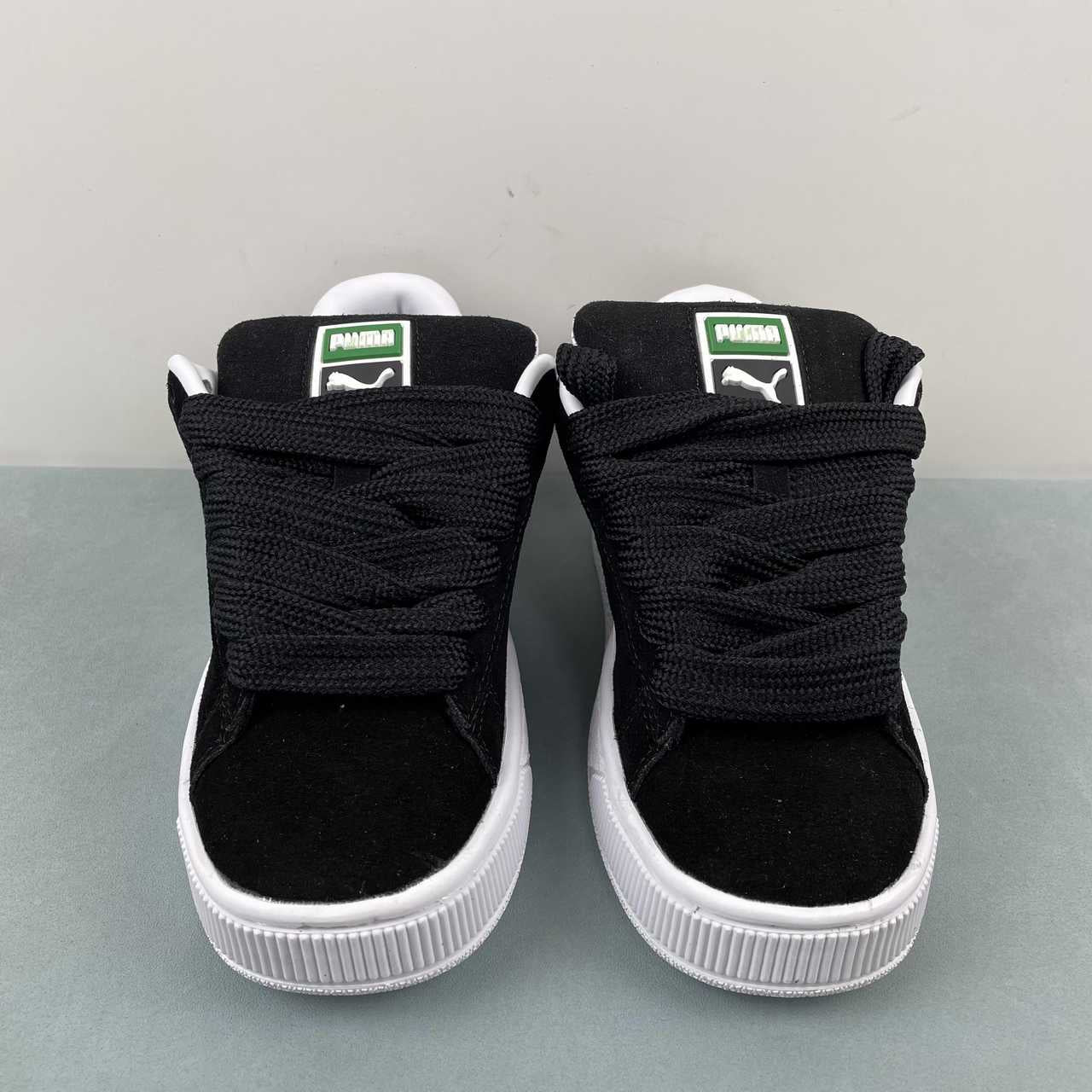 Tênis Camurça Preto Detalhe Branco