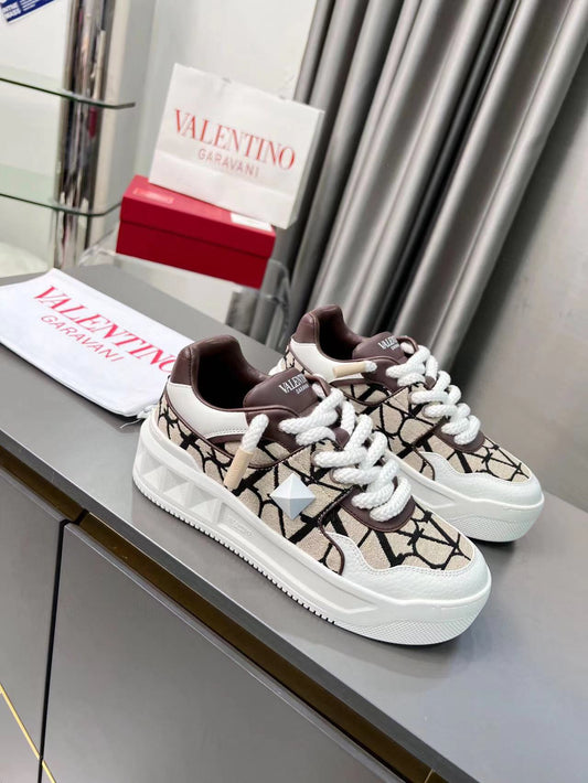 Tênis Couro Marrom Detalhe Metálico Lateral
