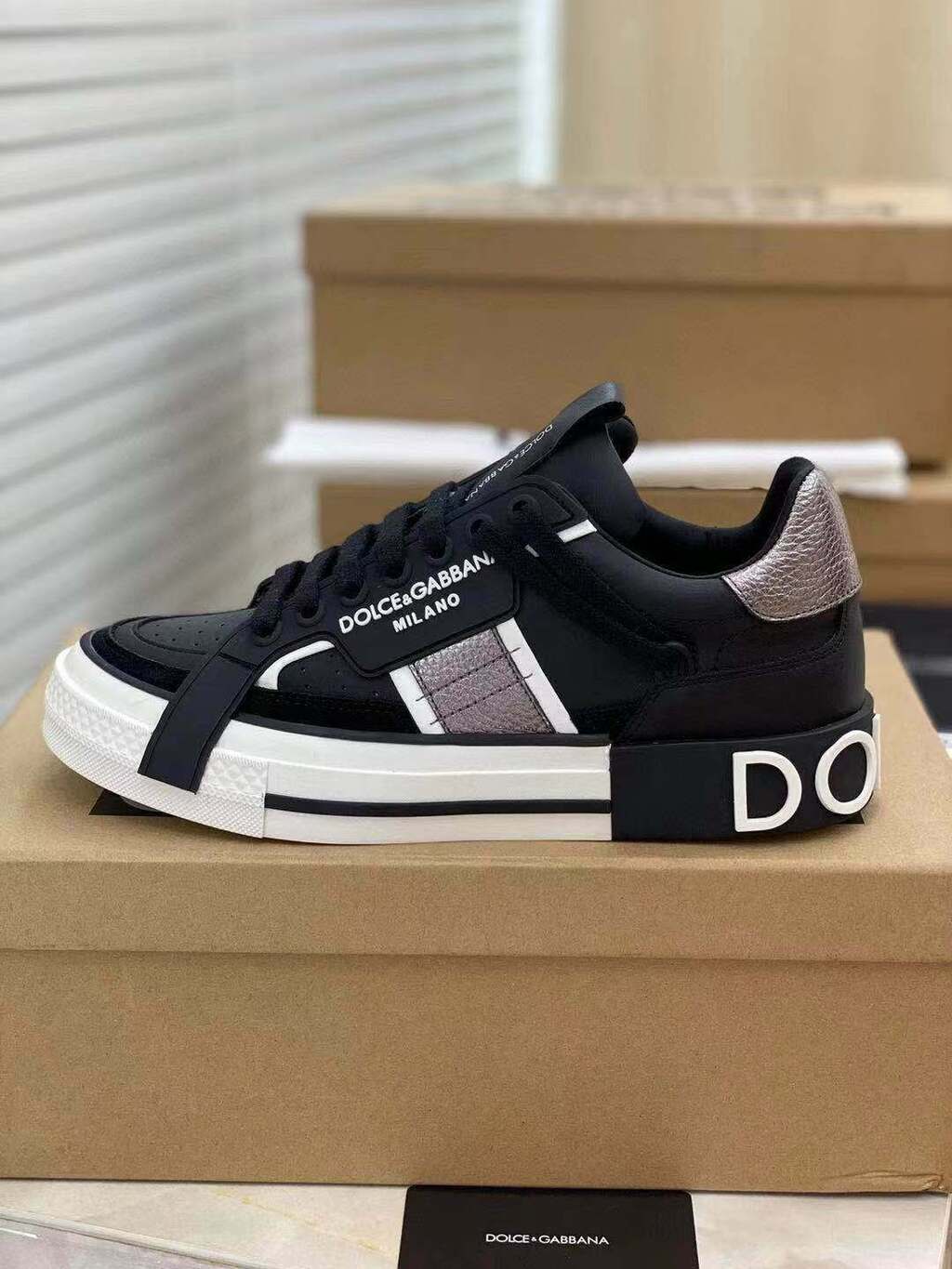 Tênis Couro Preto Detalhe Metálico Cano Baixo