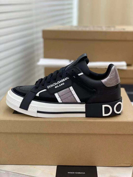 Tênis Couro Preto Detalhe Metálico Cano Baixo