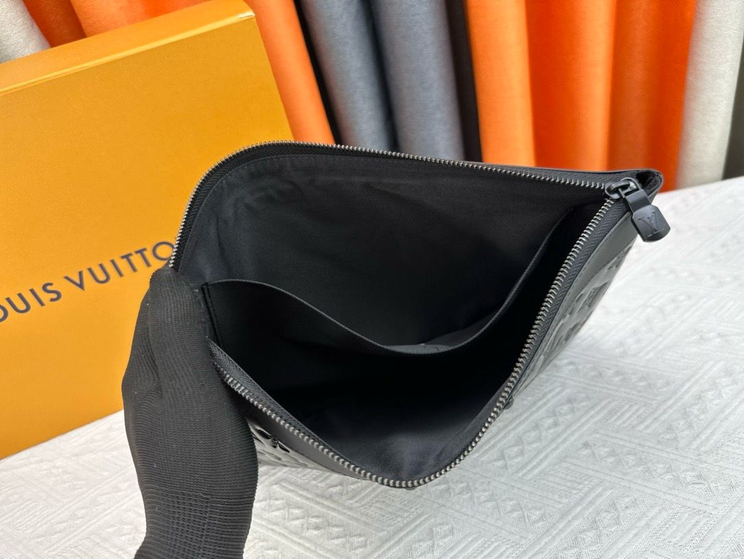 Bolsa Pequena Couro Preto Padrão Monograma Geométrico
