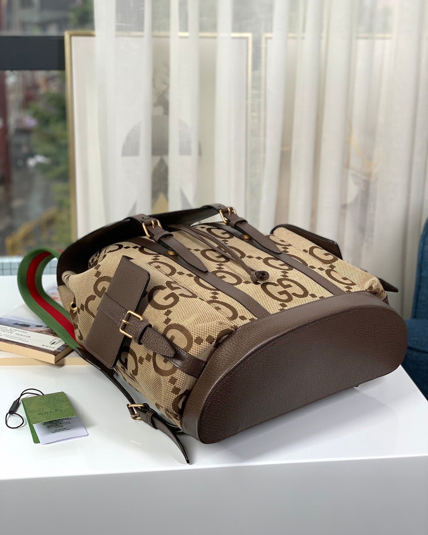 Mochila Couro Padrão Letras Entrelaçadas Camel Detalhe Preto