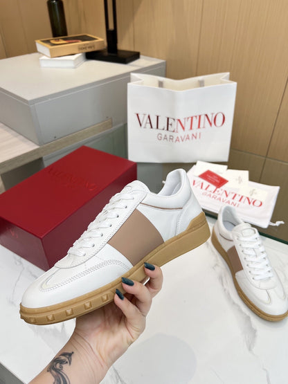 Tênis Couro Cano Baixo Branco com Detalhe Lateral
