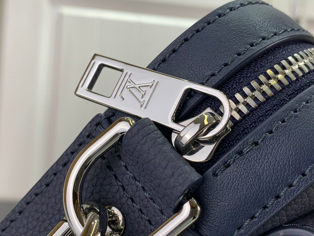 Bolsa Mensageiro Nylon Azul Marinho Detalhe Lateral