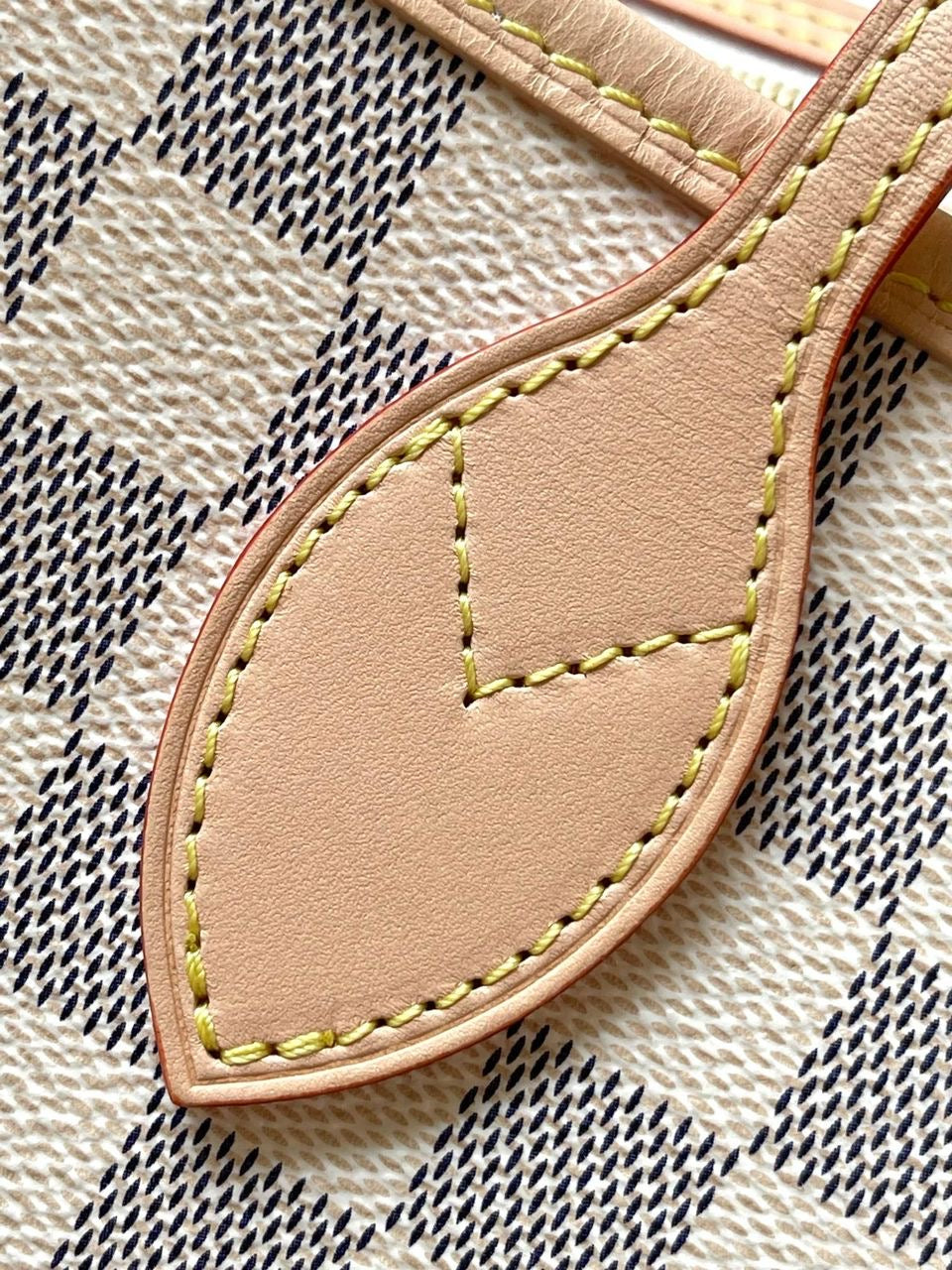 Bolsa Tote Couro Branco Padrão Monograma Geométrico Invertido MM