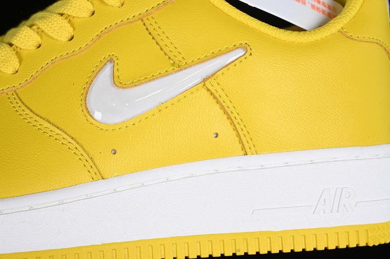 Tênis Couro Cano Baixo Amarelo com Detalhes Metalizados