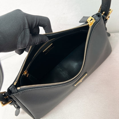Bolsa Estruturada Couro Preto Placa Triangular