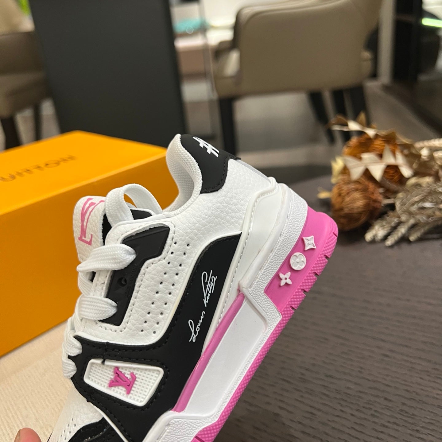 Tênis Infantil Couro Preto e Rosa Detalhe Geométrico