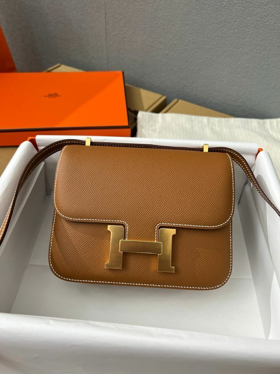 Bolsa Satchel Couro Estruturada com Fecho Frontal