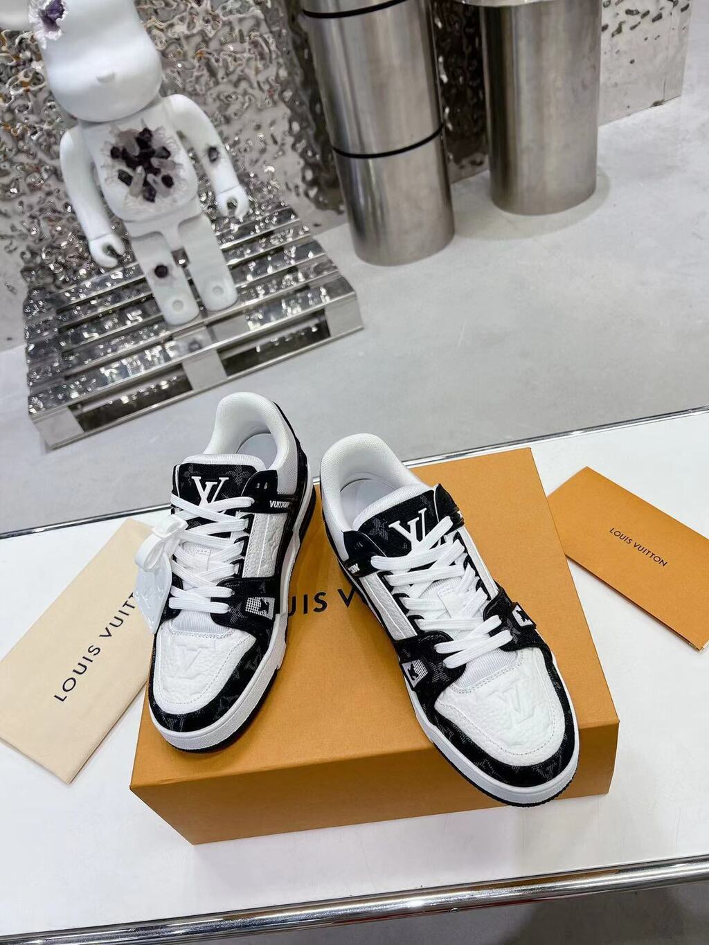 Tênis Casual Couro Branco com Detalhe Preto