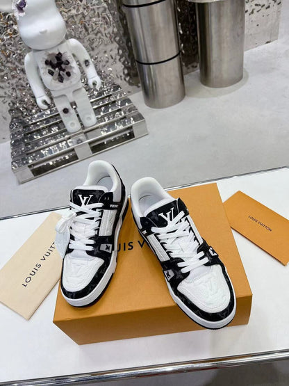 Tênis Casual Couro Branco com Detalhe Preto