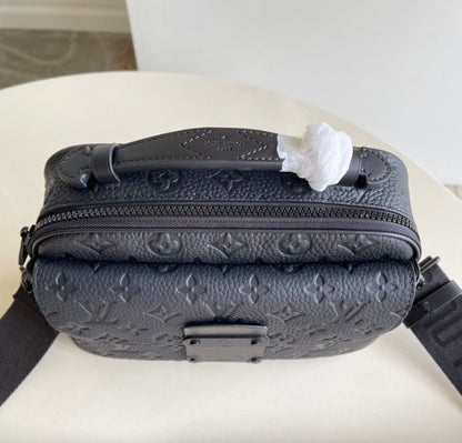 Bolsa Couro Preto Padrão Monograma Geométrico