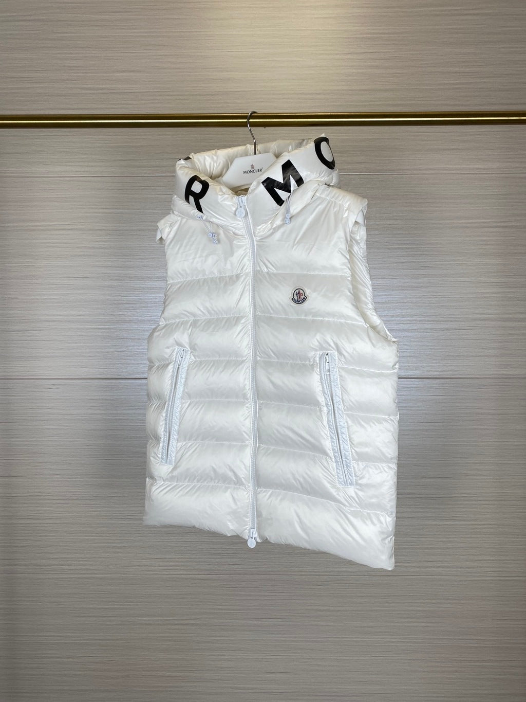 Colete Acolchoado Branco com Detalhes Pretos